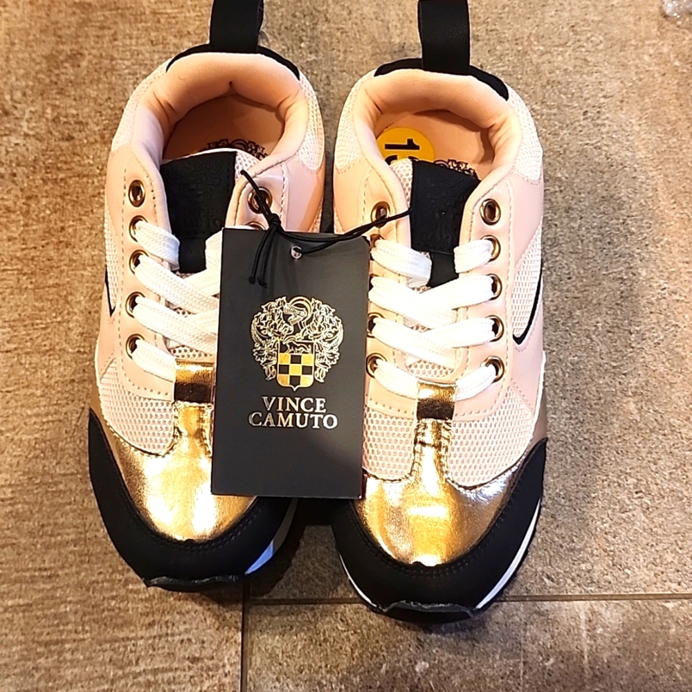 Vince Camuto Sneaker